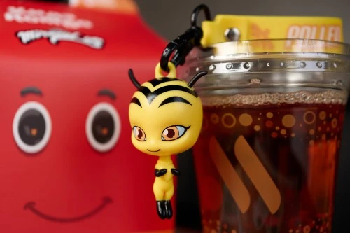 Супершанс продлить лето с Леди Баг и Супер-Котом: «Вкусно — и точка» запускает коллекцию брелоков с волшебными персонажами квами